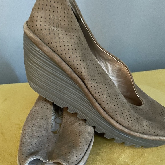 Fly ladies size 41 shoes - Picture 2 of 4